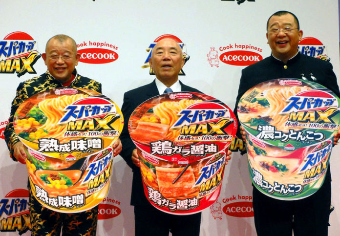 左から）笑福亭鶴瓶さん、村岡寛社長（エースコック）、ＴＫＯ木下隆行さん