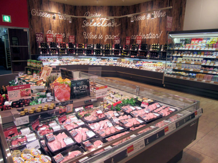 ワイン売場の隣ではチーズやオードブルも（ヤオコー新浦安店）