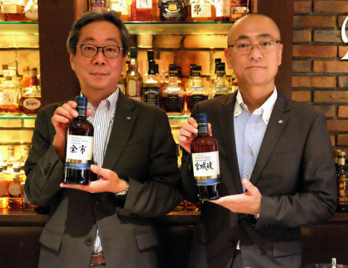 佐久間正チーフブレンダー㊧と桐山修一次長（ニッカウヰスキー）