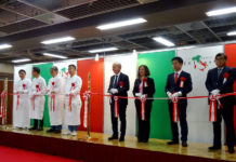 イタリア料理専門店 全国一流シェフ大集結 10月3~4日、本場の味再現 「アッチ・グスト2017」のテープカットを行う協会役員とイタリア大使館関係者ら