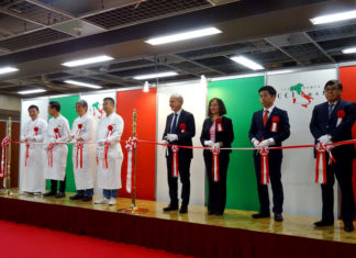 イタリア料理専門店 全国一流シェフ大集結 10月3~4日、本場の味再現 「アッチ・グスト2017」のテープカットを行う協会役員とイタリア大使館関係者ら