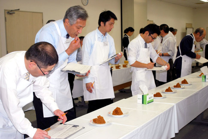 レベル向上で甲乙付けがたい出来に（全国味噌鑑評会審査会）