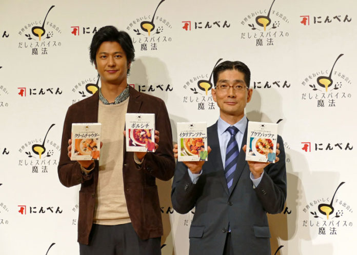 髙津克幸社長（右 にんべん）と速水もこみちさん