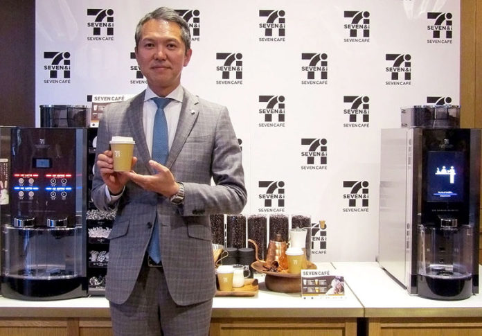 新型マシン㊨と高橋広隆マネジャー（セブン―イレブン・ジャパン）