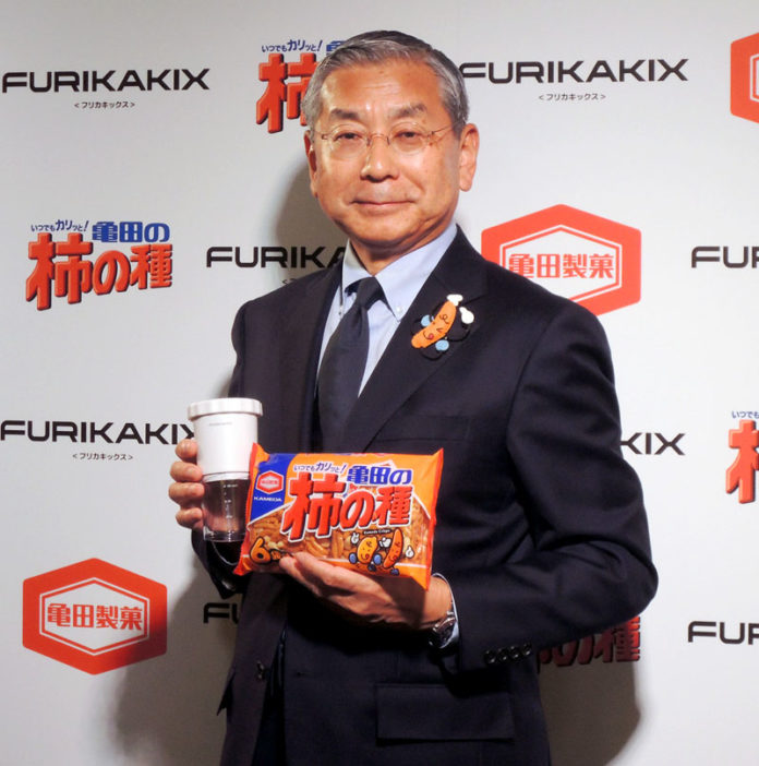 「ＦＵＲＩＫＡＫＩＸ」をアピールする佐藤勇社長（亀田製菓）