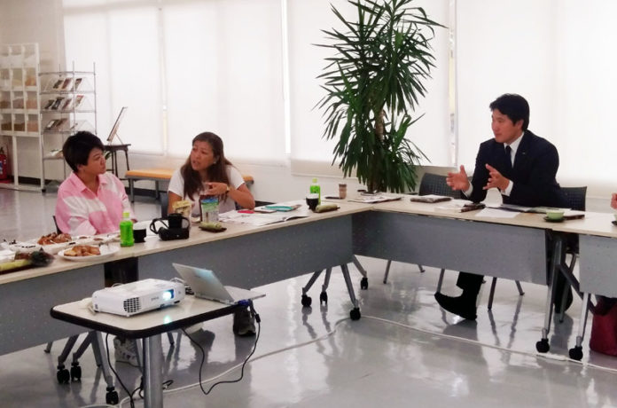 ペトリーナ氏㊧（Ｍｏｒｓｅｌ）に説明する木村成克社長㊨（大東製糖）