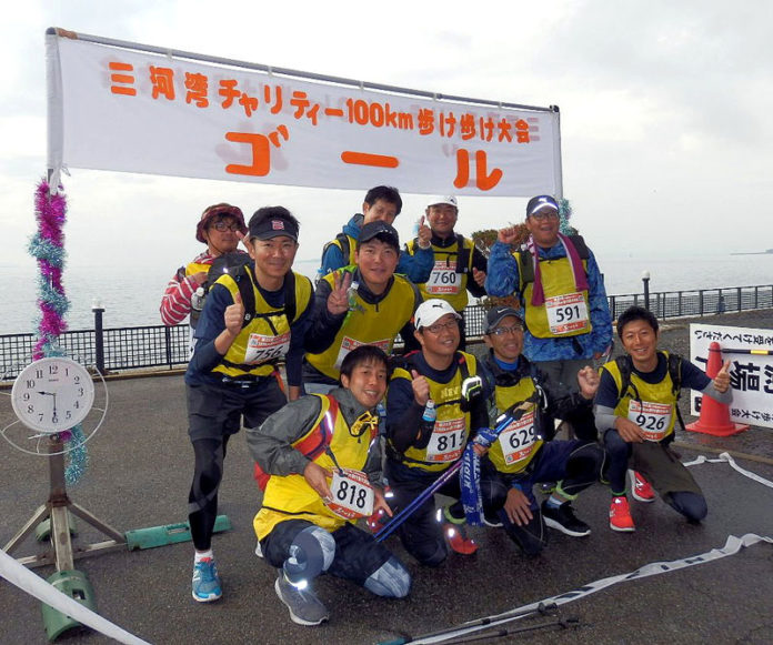 完歩を達成した参加者ら（第２３回 三河湾チャリティー１００㎞歩け歩け大会）