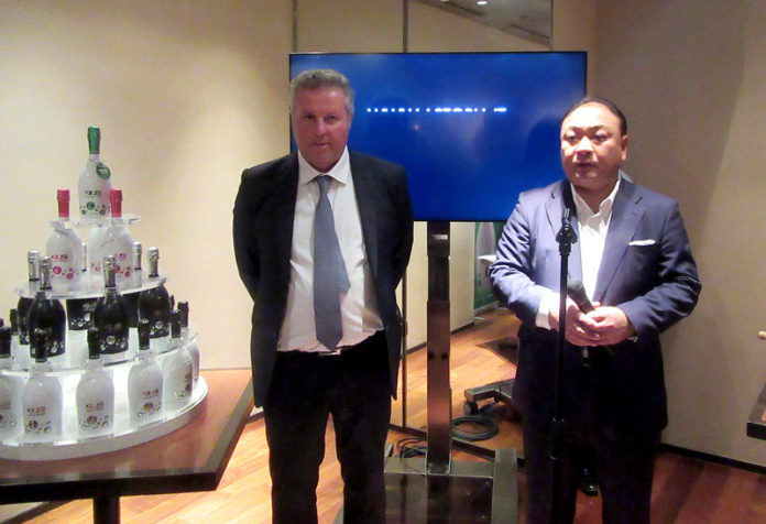 左からジョルジョ・ポレガート氏（アストリア）と高瀬知康社長（髙瀬物産）
