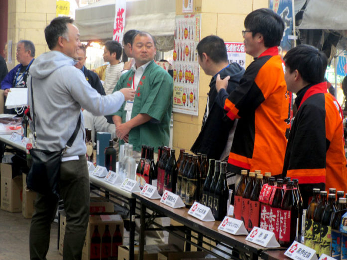 各蔵元の主力商品を展示（「本格焼酎の日」）