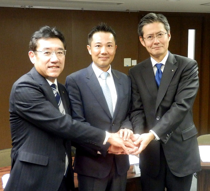 （左から）国分中部・福井稔社長、トーカン・永津嘉人社長、国分Ｇ本社・國分晃社長