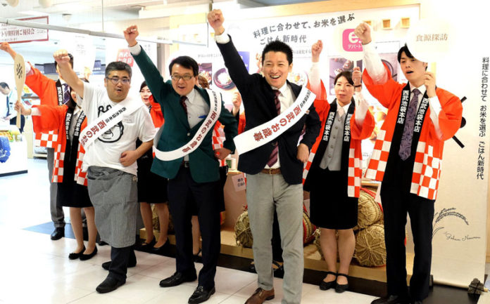 前列右から稲澤玲央氏、中村幸孝センター長（西武池袋本店）、小野瀬多幸氏（米・食味鑑定士）