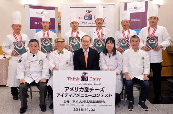 入賞者とジェフリー・マクニール氏（前列中央 アメリカ乳製品輸出協会日本事務所）ら審査員