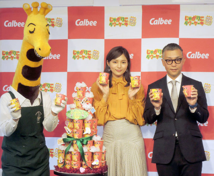 川口春奈さん㊥と高橋規文部長（カルビー じゃがりこカフェ）