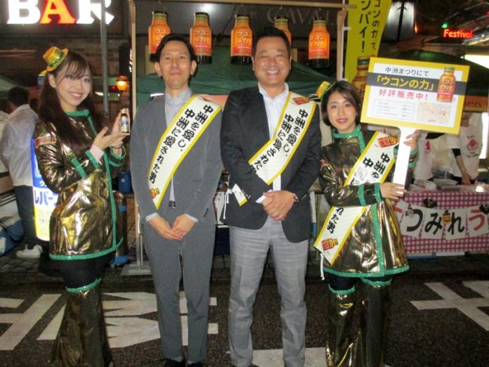 村中章伯福岡支店長（中央）とマーケティング部福田浩之チームマネージャー（同左）(ハウスウェルネスフーズ)