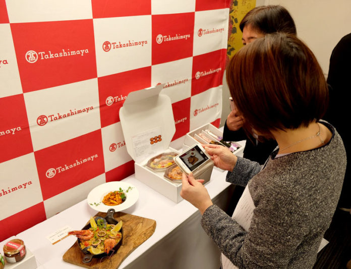 商品を撮影する参加者（日本橋高島屋）