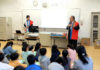 授業を行う堂浦可奈子氏㊧と山口享取締役（フルタ製菓）