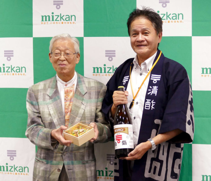 奥村彪生氏（㊧ 伝承料理研究家）と赤野裕文氏（Ｍｉｚｋａｎ）