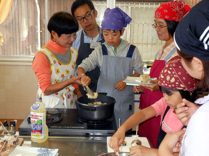 天ぷらを調理する参加者（ 福岡県うきは市 親子食育体験イベント 日清オイリオグループ）