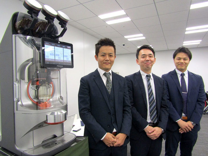 全自動スペシャルティコーヒーマシン「ＦＵＲＵＭＡＩ」と（左から）寺沢篤史氏、富樫和輝氏、福田祥平氏（Ｔｒｅｅ Ｆｉｅｌｄ）