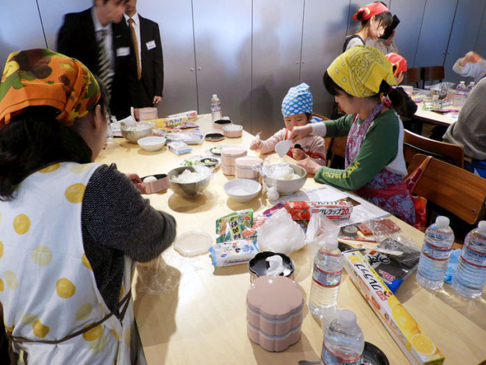 「和弁当作り・親子食育教室」（大森屋）の様子