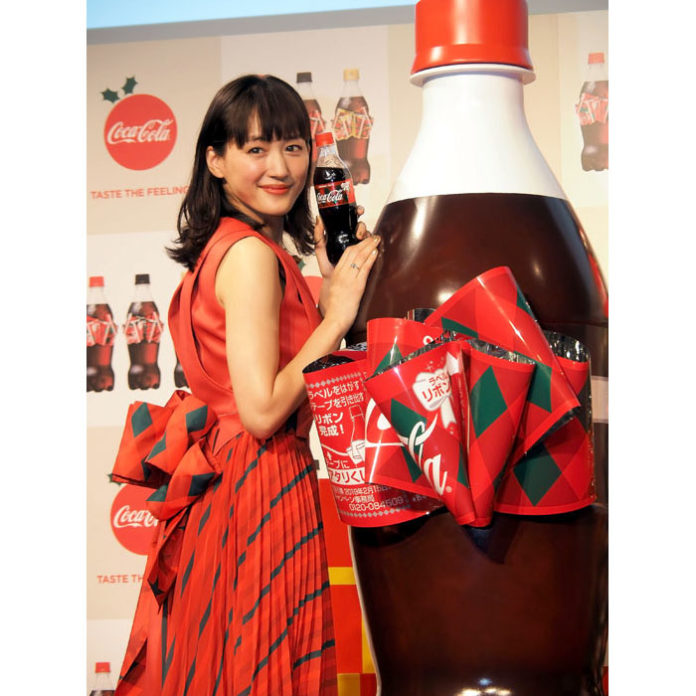 綾瀬はるかさん（「コカ・コーラ」の“リボンボトル発表会）