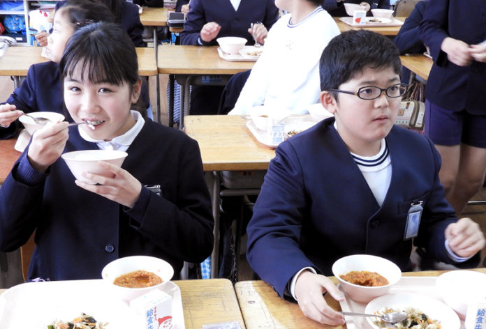 真っ赤なドライカレーが給食に登場（まっ赤な℃℃℃ドライカレー）