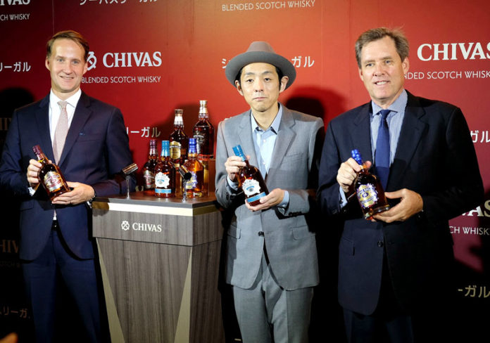 （左から）ヤン・ソエネン氏（ペルノ・リカール・ジャパン）、宮藤官九郎氏、ティム・ペック社長ペルノ・リカール・ジャパン