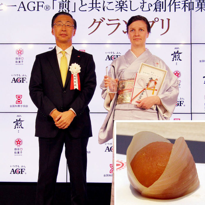 品田英明社長㊧（味の素ＡＧＦ）と創作和菓子部門でグランプリの谷川イリーナさん（伊勢屋）。右下は谷川さんの受賞作「穏やかな珈菓」