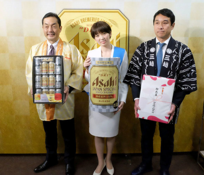 （左から）倉地俊典本部長（アサヒビール）、朝香りほさん、大野真人部長（日本橋三越本店）
