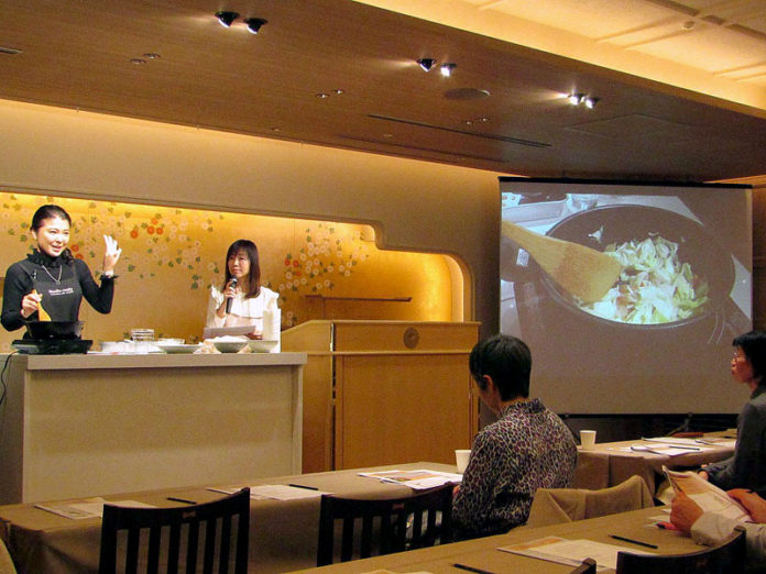 浜田陽子氏による考案レシピの実演（明日からできる！朝の温かいスープのすすめ）
