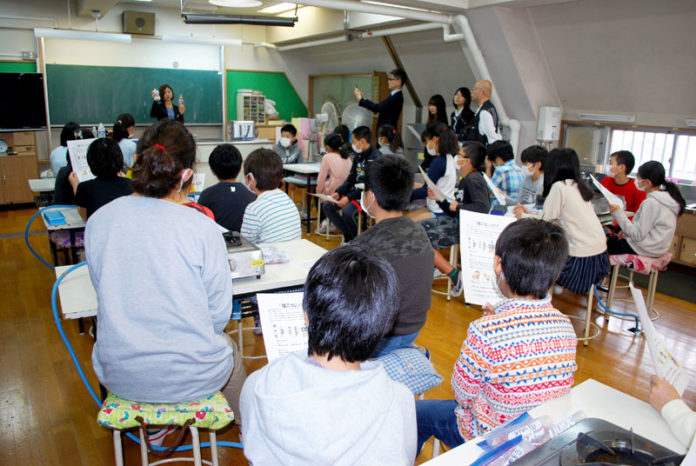 社員が塩こうじの使い方や効果を説明（塩こうじ教育授業プログラム２０１８ ハナマルキ）