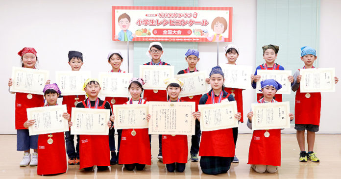 地区予選を勝ち抜き集結した小学生ら（インスタントラーメン 小学生レシピコンクール 全国大会）