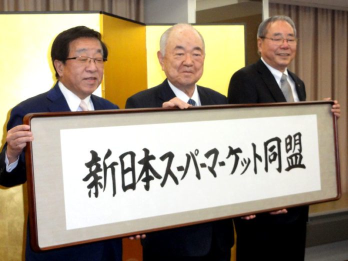 （左から）リテールパートナーズ・田中康男社長、アークス・横山清社長、バローＨＤ・田代正美会長兼社長