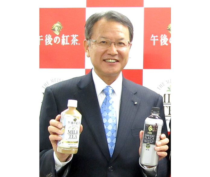 堀口英樹社長（キリンビバレッジ）。左手には「ワンデイ ブラック」