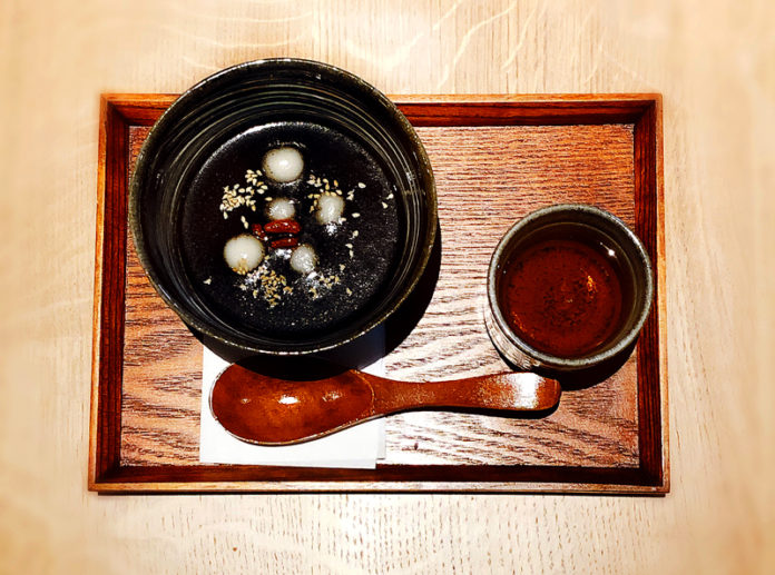 「Ｋ庵」で提供中の「黒ごましるこ」（九重味淋）