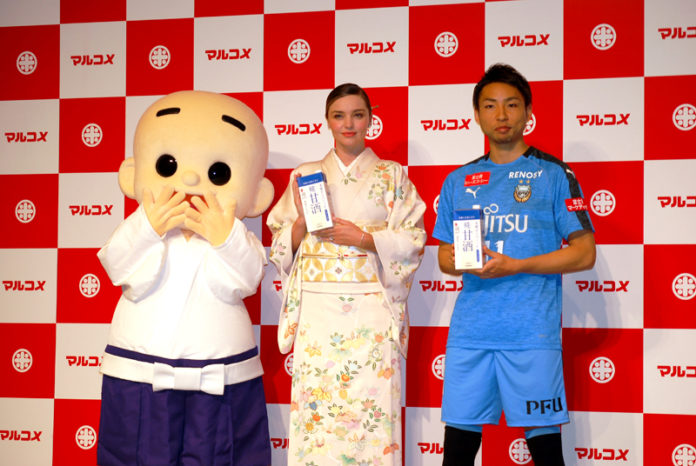 ミランダ・カーさん（中央）と小林悠選手（プラス糀 糀甘酒 マルコメ）