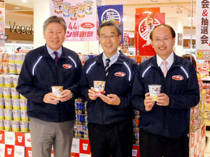 東武ストアでのイベントに参加した水上幸重社長㊧ら（サンヨー食品販売）
