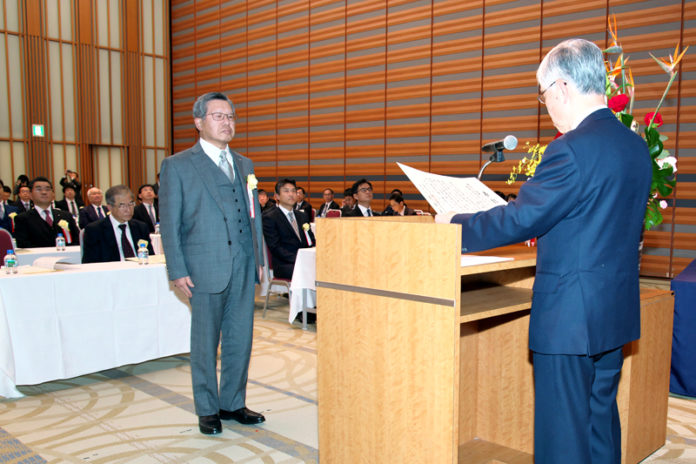 ４日に行われた表彰式で花岡俊夫社長㊨（ハナマルキ）