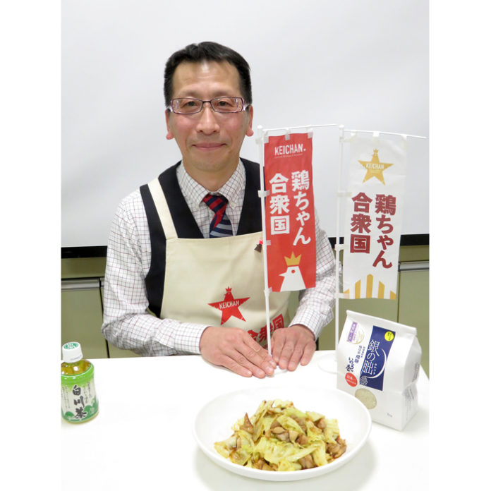 「揚げても煮てもおいしい」と力説する鶏ちゃん合衆国・日下部讓副大統領