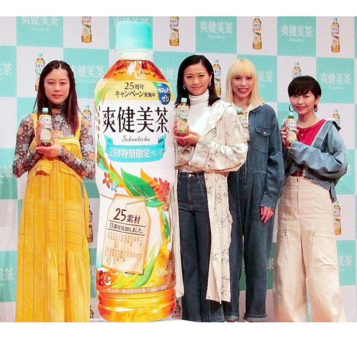 （左から）ＳＵＭＩＲＥさん、榮倉奈々さん、ｃｈｅｌｍｉｃｏの２人（爽健美茶）