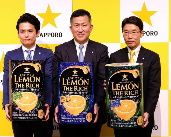 （左から）開発担当の野並氏、髙島社長、宮石本部長（サッポロビール）