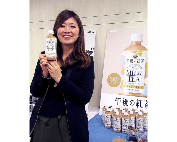「午後の紅茶 ザ・マイスターズ ミルクティー」を手にする東桃子主任（キリンビバレッジ）