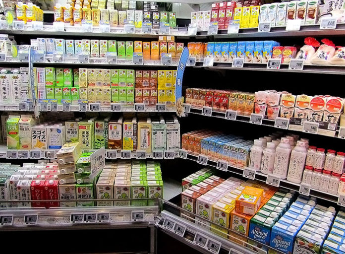 売場が広がる豆乳・アーモンド飲料