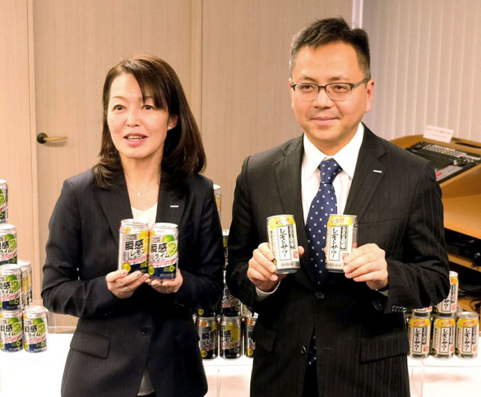 佐藤晃世ＲＴＤ部長㊧と藤原裕之商品開発研究部長（サントリースピリッツ）