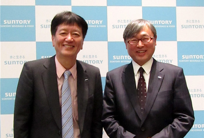 小郷三朗社長㊧と次期社長の齋藤和弘氏（サントリー食品インターナショナル）