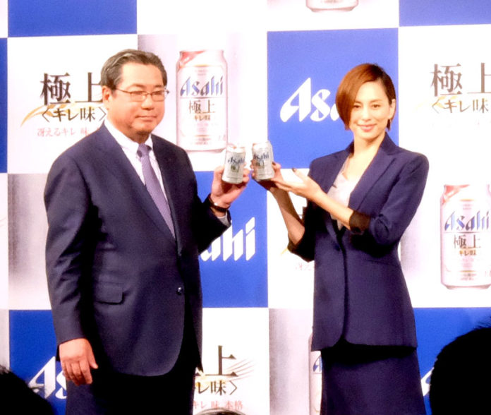 平野伸一社長㊧（アサヒビール）と米倉涼子さん