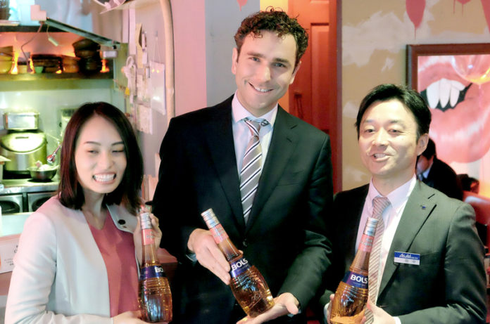 （左から）石倉真希氏（アサヒビール）、ボルスグローバルマーケティングディレクター・ドミニク・フランケン氏、田中崇賛輸入洋酒チームリーダー（アサヒビール）