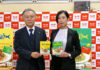 小形博行社長㊧と商品企画担当の眞榮城有里さん（エスビー食品）