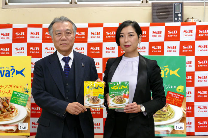 小形博行社長㊧と商品企画担当の眞榮城有里さん（エスビー食品）