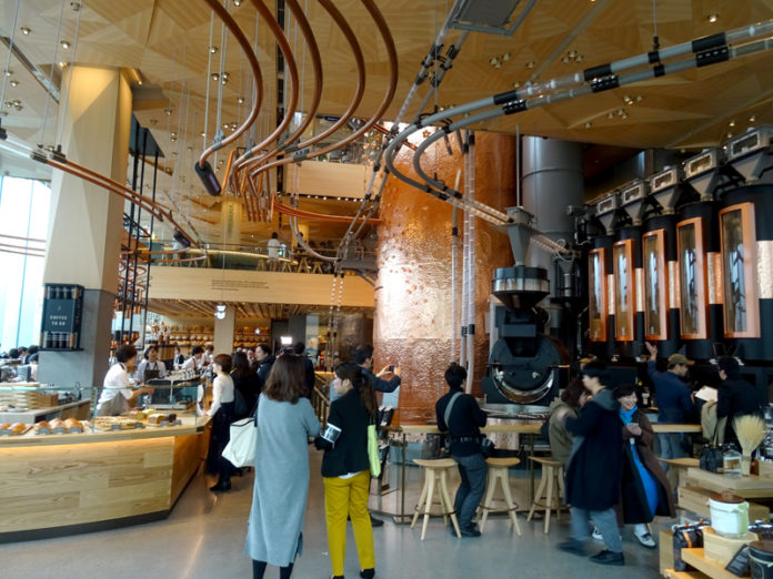 中目黒にオープンした「ロースタリー」 店内（１階）の様子（スターバックス リザーブ ロースタリー東京）